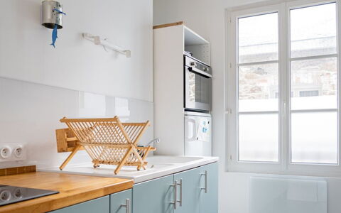 Le Six: Cabinetry, Fenêtre, Comptoir, Robinet, Bâtiment, Tiroir, Éclairage, Bois, Cuisine