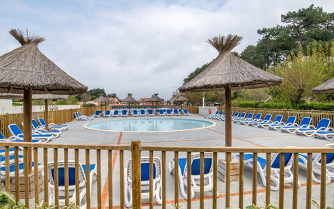 Saint-Jean-De-Luz 508: Plante, L'Eau, Propriété, Meubles, Bâtiment, Table, Fenêtre, Bleu Azur, Chaise, Design Intérieur