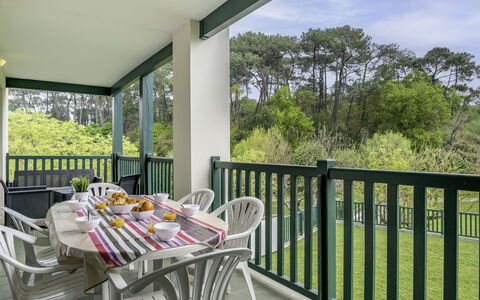 Saint-Jean-De-Luz 508: Propriété, Ciel, Plante, Porche, Table, Arbre, Jaune, Chaise, Ombre, Design Intérieur