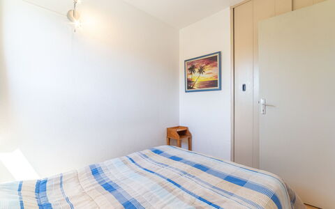 L'Amirauté: Meubles, Propriété, Confort, Bleu Azur, Bois, Design Intérieur, Sol, Sol, Mur