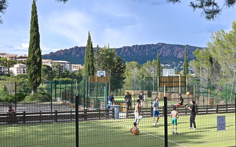 Agay Village Cap Esterel 300: Arbre, Court De Tennis, Des Loisirs, Des Sports, Loisir, Sport Raquette, Clôture