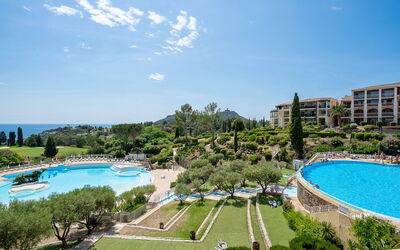 Agay Village Cap Esterel 300: L'Eau, Nuage, Plante, Ciel, Ressources En Eau, Propriété, Bâtiment, Bleu Azur, Piscine, Arbre