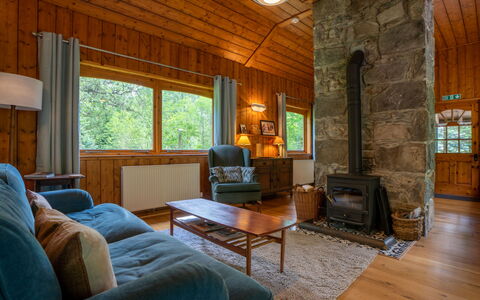 Riverside Cottage: Propriété, Canapé, Meubles, Cadre, Bois, Design Intérieur, Bâtiment, Salon, Table, Fenêtre