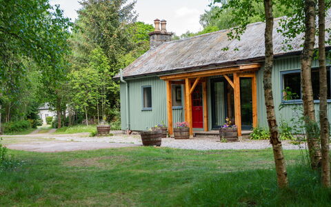 Riverside Cottage: Plante, Bâtiment, Fenêtre, Ciel, Arbre, Maison, Lot Terre, Paysage Naturel, Herbe, Chalet