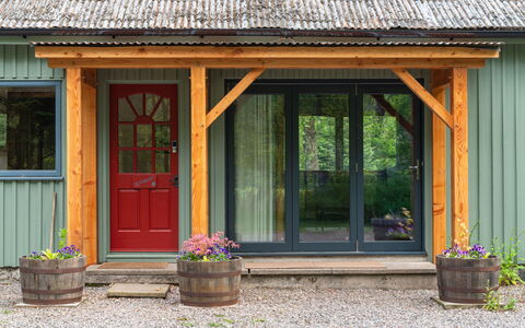Riverside Cottage: Plante, Fleur, Propriété, Fenêtre, Pot De Fleur, Bois, Plante D'Appartement, Bâtiment, Mur