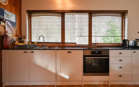 Riverside Cottage: Cabinetry, Comptoir, Propriété, Fenêtre, Meubles, Bâtiment, Appareil De Cuisine, Bois, Cuisinière, Électroménager