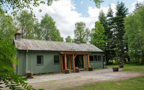 Riverside Cottage: Arbre, Bois, Chalet, Maison, Toit, Domicile, Lot Terre, Porte, Zone Rurale, Siding
