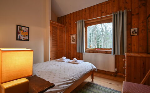 Riverside Cottage: Mur, Design Intérieur, Lit, Chambre, Bois, Sol, Sol, Meubles, Drap De Lit, Plafond