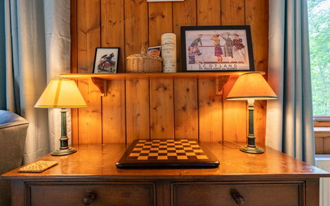 Riverside Cottage: Propriété, Cabinetry, Bâtiment, Bois, Table, Orange, Tiroir, Fenêtre, Cuisine, Maison