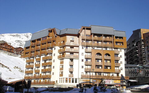 Val Thorens 190: Ciel, Bâtiment, Propriété, Fenêtre, Bleu Azur, Neige, Design Urbain, Condominium, Matériel De La Propriété, Zone Résidentielle