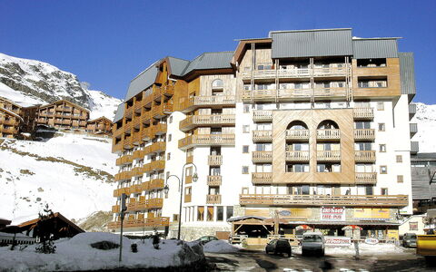 Val Thorens 190: Ciel, Bâtiment, Fenêtre, Roue, Neige, Design Urbain, Véhicule, Quartier, Zone Résidentielle