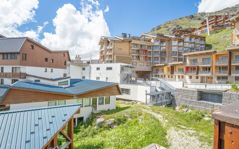 Val Thorens 190: Nuage, Ciel, Bâtiment, Jour, Propriété, Plante, Fenêtre, Bleu Azur, Architecture, Design Urbain