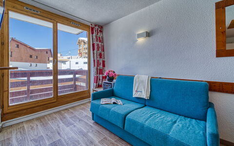 Val Thorens 190: Meubles, Propriété, Canapé, Cadre, Bâtiment, Bleu Azur, Fenêtre, Bois, Design Intérieur, Oreiller