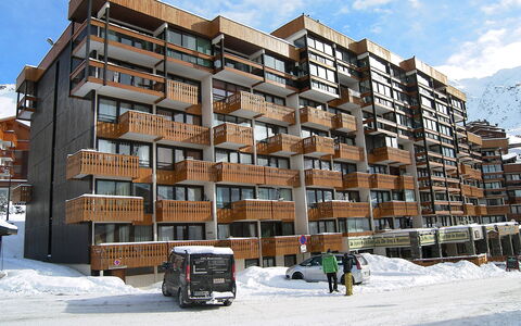 Val Thorens 200: Ciel, Nuage, Bâtiment, Neige, Design Urbain, Condominium, Roue, Façade, Bloc Tour