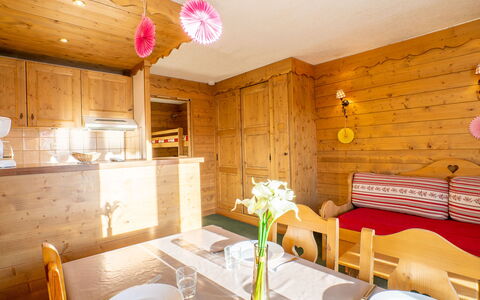 Val Thorens 200: Meubles, Table, Propriété, Vaisselle, Fleur, Plante, Décoration, Cabinetry, Design Intérieur, Éclairage
