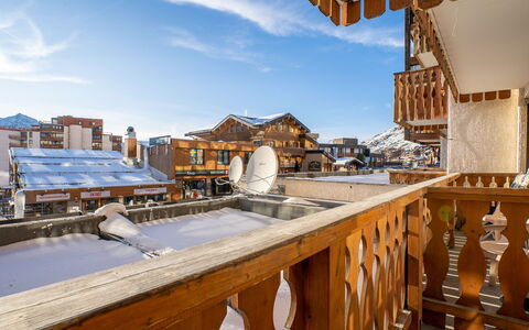 Val Thorens 200: Ciel, Nuage, Jour, Propriété, Lumière, Bâtiment, Bois, Architecture, Ombre, Immobilier