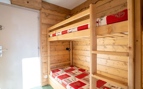 Val Thorens 200: Propriété, Bâtiment, Bois, Sol, Sol, Mur, Maison, Dur, Tache De Bois, Plafond