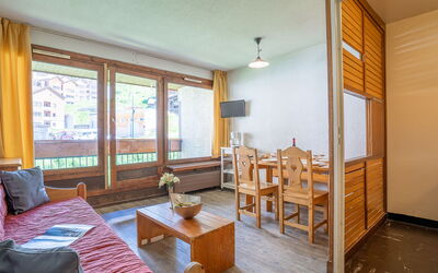 Val Thorens 200: Table, Propriété, Meubles, Fenêtre, Bois, Bâtiment, Chaise, Ombre, Plante D'Appartement