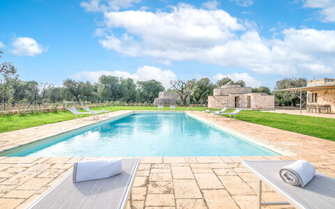 Villa Trullina: Nuage, L'Eau, Ciel, Plante, Bleu Azur, Piscine, Arbre, Rectangle, Architecture, Bâtiment