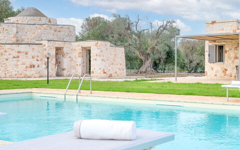 Villa Trullina: L'Eau, Nuage, Ciel, Plante, Jour, Propriété, Piscine, Vert, Bleu Azur, Arbre