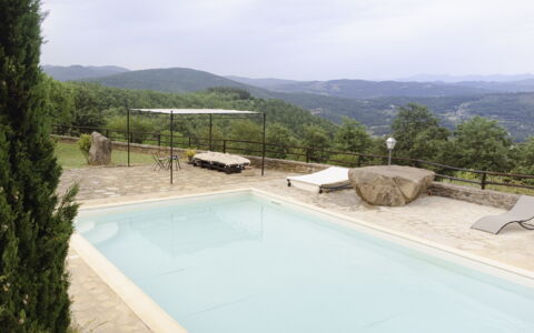 Villa San Leo: L'Eau, Ciel, Nuage, Piscine, Bâtiment, Montagne, Arbre, Composite, Plante, Immobilier