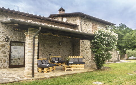Villa San Leo: Nuage, Plante, Bâtiment, Propriété, Ciel, Meubles, Extérieur Banc, Fenêtre, Ombre, Arbre