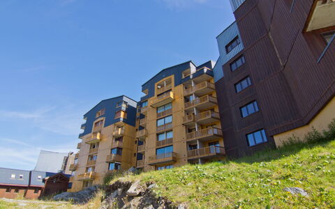 Val Thorens 250: Ciel, Nuage, Bâtiment, Plante, Fenêtre, Bloc Tour, Design Urbain, Végétation, Condominium, Herbe