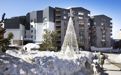 Val Thorens 250: Bâtiment, Plante, Propriété, Fenêtre, Lot Terre, Design Urbain, Paysage, Quartier, Herbe, Loisir