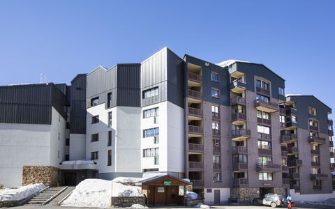 Val Thorens 250: Bâtiment, Plante, Propriété, Fenêtre, Lot Terre, Design Urbain, Paysage, Quartier, Herbe, Loisir