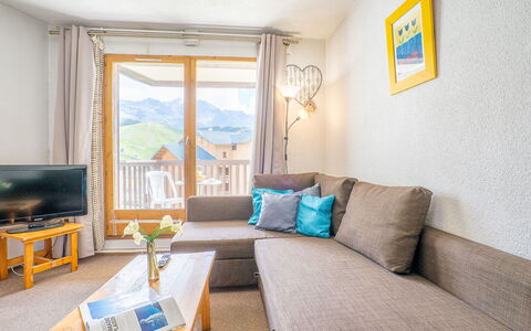 Val Thorens 250: Meubles, Propriété, Canapé, Bleu Azur, Fenêtre, Design Intérieur, Bois, Cadre, Salon, Sol