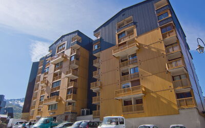 Val Thorens 250: Plante, Meubles, Propriété, Fenêtre, Chaise, Bâtiment, Bois, Éclairage, Pot De Fleur, Architecture