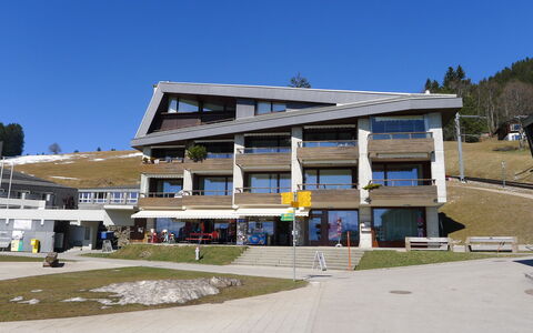 Margherita Bütler: L'Eau, Ciel, Bâtiment, Bleu Azur, Montagne, Arbre, Architecture, Plan D'Eau, Lac, Quartier