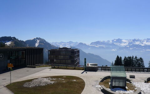 Margherita Bütler: L'Eau, Ciel, Bâtiment, Bleu Azur, Montagne, Arbre, Architecture, Plan D'Eau, Lac, Quartier