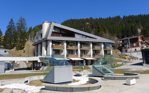 Margherita Bütler: L'Eau, Ciel, Bâtiment, Bleu Azur, Montagne, Arbre, Architecture, Plan D'Eau, Lac, Quartier