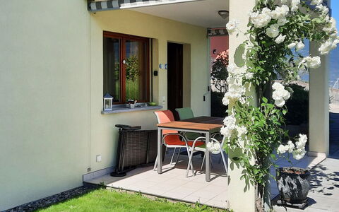 Lakeview la Marea: Plante, Fleur, Bâtiment, Table, Porte, Chaise, Ombre, Design Intérieur, Fenêtre, Maison