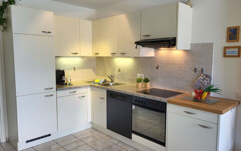 Lakeview la Marea: Cabinetry, Comptoir, Propriété, Cuisinière, Cuisine, Appareil De Cuisine, Bois, Électroménager, Sol, Design Intérieur
