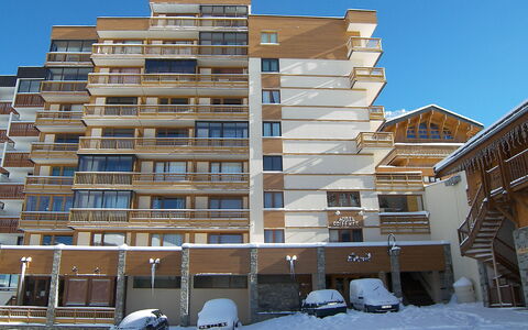 Val Thorens 300: Bâtiment, Ciel, Jour, Propriété, Voiture, Blanc, Roue, Neige, Lumière, Véhicule