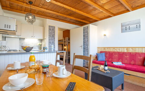 Val Thorens 300: Table, Meubles, Propriété, Vaisselle, Bois, Éclairage, Design Intérieur, Architecture, Chaise, Cadre