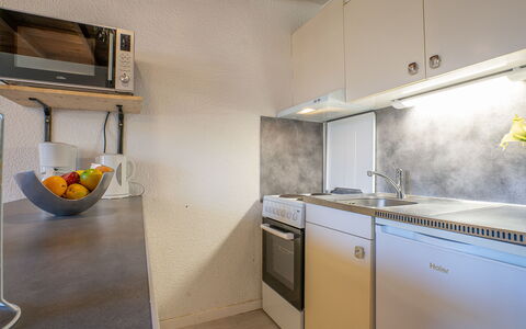 Val Thorens 300: Cabinetry, Comptoir, Propriété, Cuisinière, Bois, Cuisine, Appareil De Cuisine, Design Intérieur, Électroménager, Sol