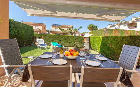Bon Retorn: Table, Meubles, Propriété, Bâtiment, Chaise, Vaisselle, Plante, Pot De Fleur, Tableau De Plein Air, Mobilier De Jardin