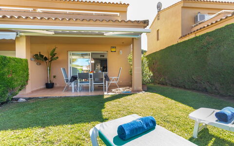 Bon Retorn: Plante, Propriété, Meubles, Bâtiment, Ciel, Ombre, Herbe, Chaise, Mobilier De Jardin, Maison