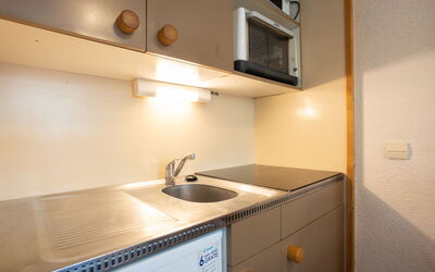 Arcelle 216 550.21: Cabinetry, Evier, Comptoir, Propriété, Robinet, Évier, Cuisine, Appareil De Cuisine, Électroménager, Cuisinière