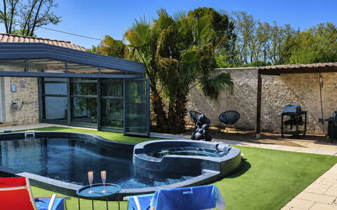 Logis de la Castagne: Piscine, Loisir, Composite, Caractéristique De L'Eau, Recours, Jardin, Arrière-Cour, Ombre, Mobilier De Jardin, Aménagement Paysager