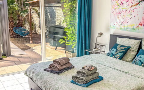 Logis de la Castagne: Meubles, Design Intérieur, Lit, Chambre, Sol, Sol, Drap De Lit, Pièce, Linge, Literie