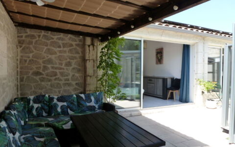 Logis de la Castagne: Meubles, Sol, Sol, Chaise, Mobilier De Jardin, Ombre, Porte, Pot De Fleur, Porche, Plante D'Appartement