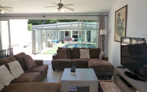 Logis de la Castagne: Meubles, Canapé, Design Intérieur, Sol, Sol, Salon, Plafond, Pièce, Domicile