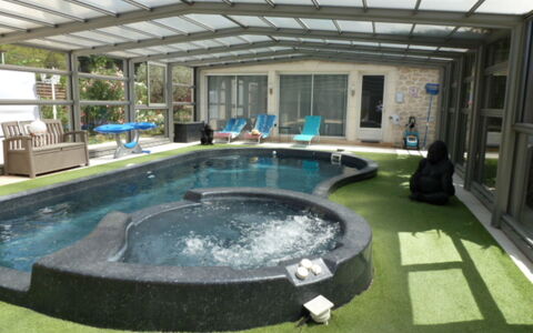 Logis de la Castagne: Loisir, Piscine, Composite, Jardin, Des Loisirs, Caractéristique De L'Eau, Arrière-Cour, Cour, Mobilier De Jardin, Aménagement Paysager
