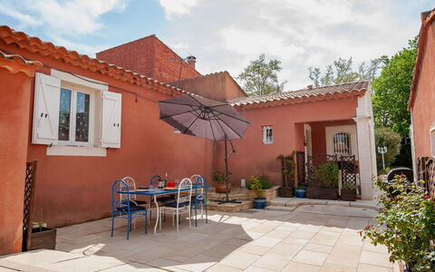 Logis de la Castagne: Plante, L'Eau, Propriété, Meubles, Bâtiment, Table, Fenêtre, Bleu Azur, Chaise, Design Intérieur