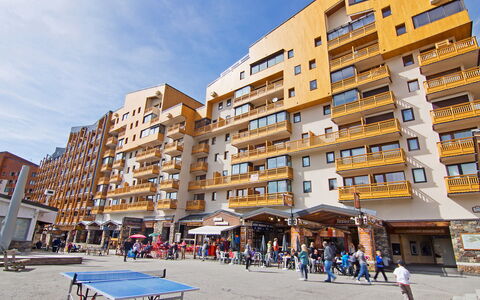 Val Thorens 610: Ciel, Nuage, Bâtiment, Jour, Infrastructure, Design Urbain, Loisir, Espace Public, Condominium
