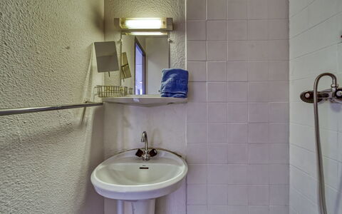 Val Thorens 610: Robinet, Évier, Propriété, Lavabo, Luminaire Plomberie, Salle De Bains, Violet, Design Intérieur, Sol, Plomberie
